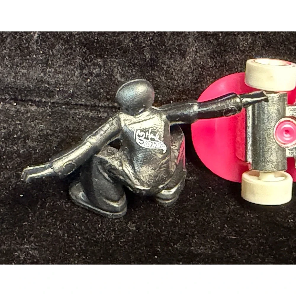 Hot Wheels-Skate Grom X1617, Tony Hawk Pink Skull Fingerboard & Figure, 2013